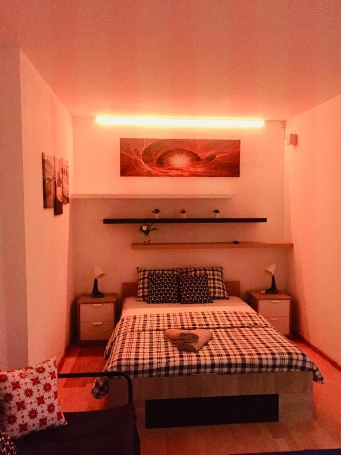 Central Charming Apartments Bukares Bagian luar foto